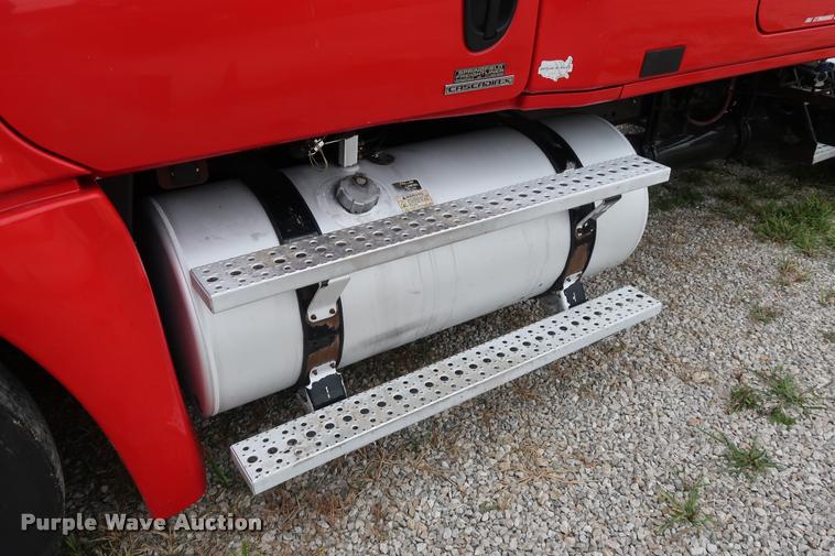 image for item DD1686 2010 Freightliner Cascadia semi truck