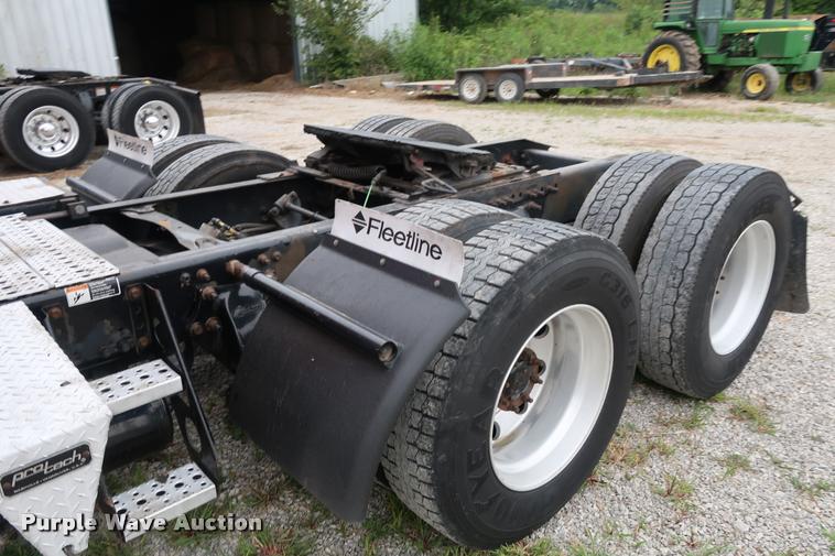 image for item DD1686 2010 Freightliner Cascadia semi truck