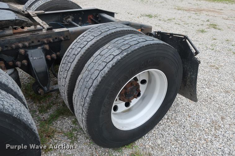 image for item DD1686 2010 Freightliner Cascadia semi truck