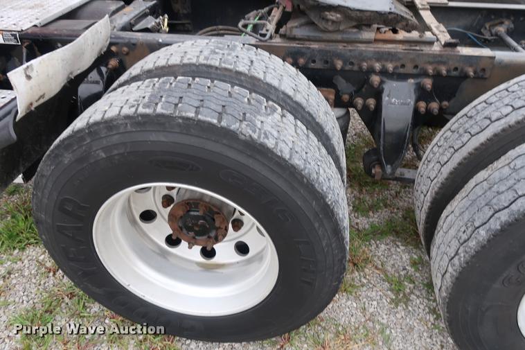 image for item DD1686 2010 Freightliner Cascadia semi truck