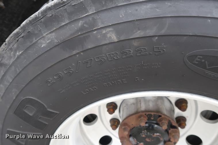 image for item DD1686 2010 Freightliner Cascadia semi truck