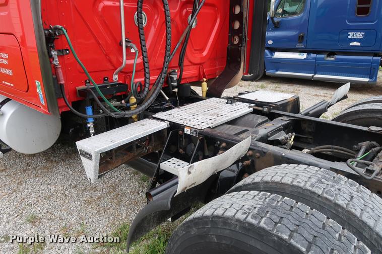 image for item DD1686 2010 Freightliner Cascadia semi truck