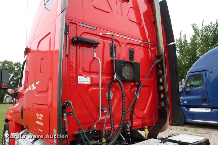 image for item DD1686 2010 Freightliner Cascadia semi truck