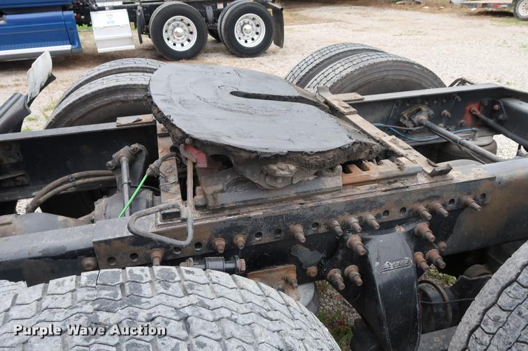 image for item DD1686 2010 Freightliner Cascadia semi truck