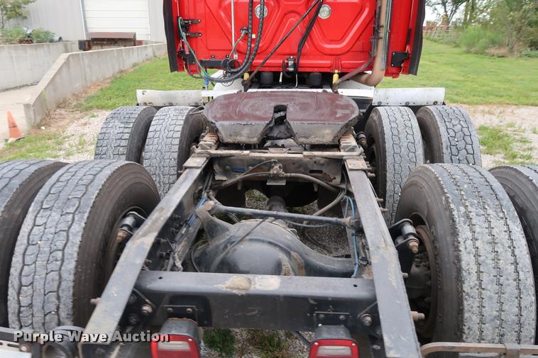 image for item DD1686 2010 Freightliner Cascadia semi truck