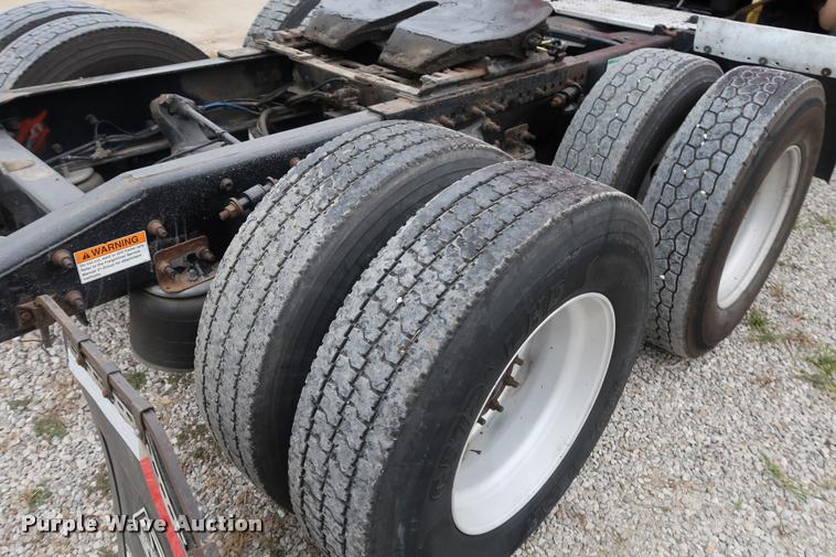 image for item DD1686 2010 Freightliner Cascadia semi truck