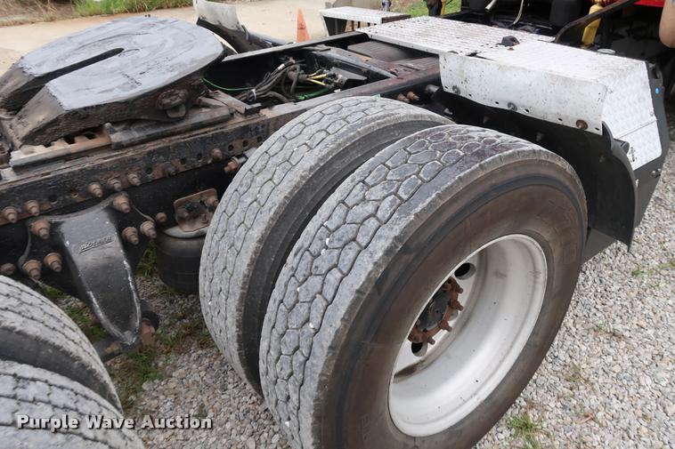 image for item DD1686 2010 Freightliner Cascadia semi truck