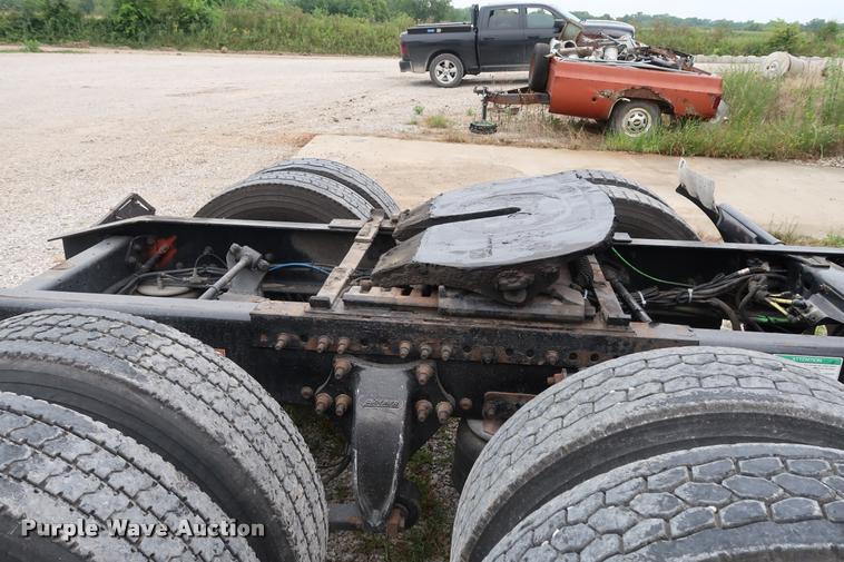 image for item DD1686 2010 Freightliner Cascadia semi truck