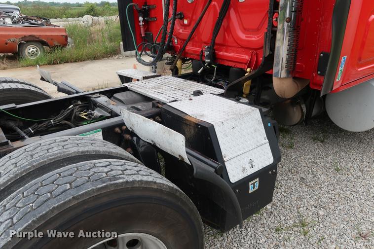 image for item DD1686 2010 Freightliner Cascadia semi truck