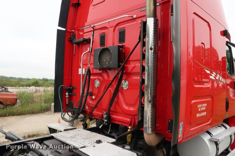 image for item DD1686 2010 Freightliner Cascadia semi truck