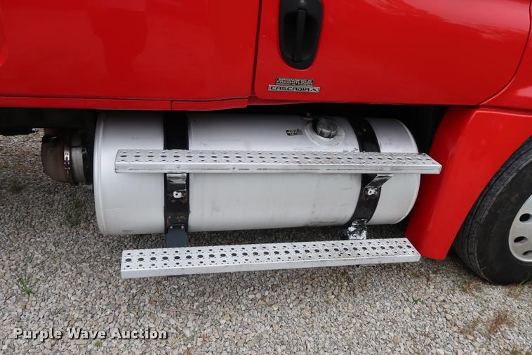 image for item DD1686 2010 Freightliner Cascadia semi truck