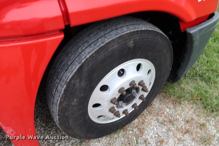 image for item DD1686 2010 Freightliner Cascadia semi truck