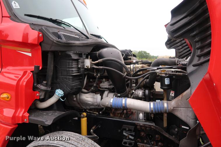 image for item DD1686 2010 Freightliner Cascadia semi truck