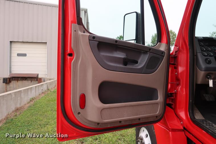 image for item DD1686 2010 Freightliner Cascadia semi truck