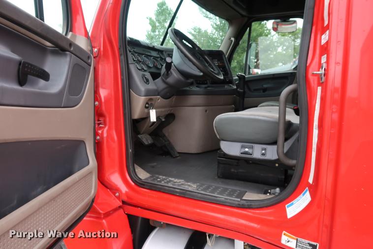 image for item DD1686 2010 Freightliner Cascadia semi truck