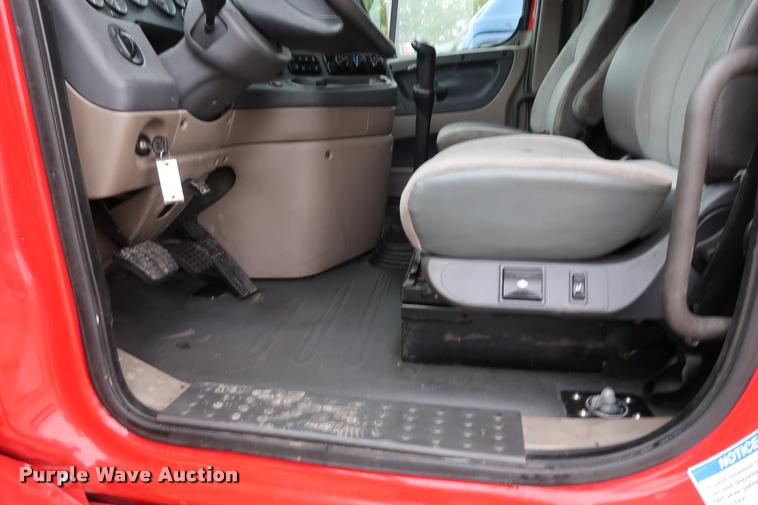 image for item DD1686 2010 Freightliner Cascadia semi truck