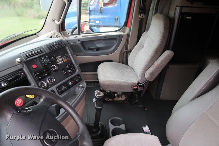 image for item DD1686 2010 Freightliner Cascadia semi truck