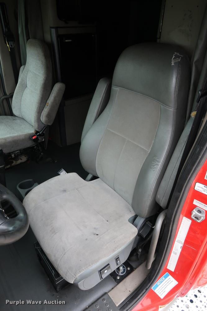 image for item DD1686 2010 Freightliner Cascadia semi truck