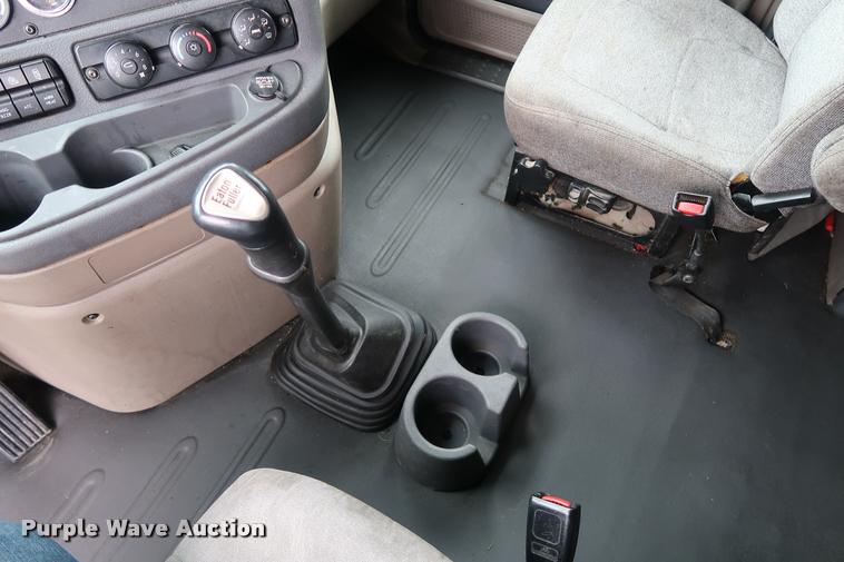 image for item DD1686 2010 Freightliner Cascadia semi truck