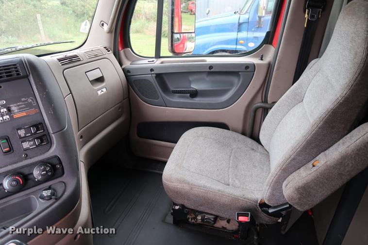 image for item DD1686 2010 Freightliner Cascadia semi truck