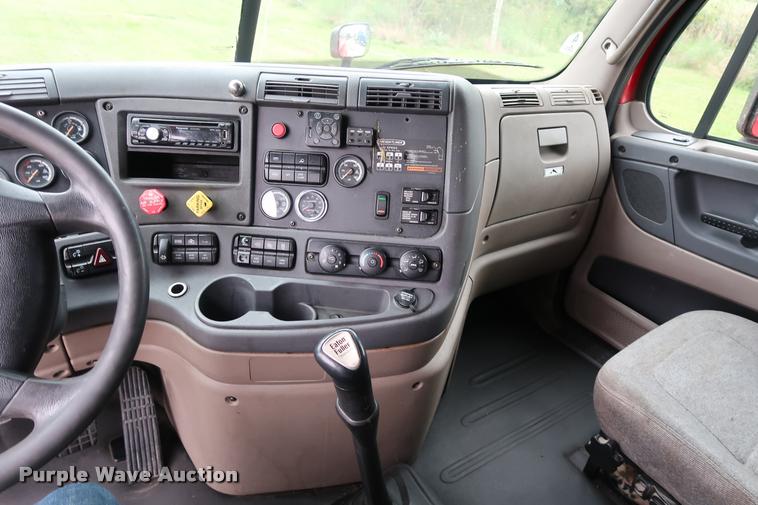 image for item DD1686 2010 Freightliner Cascadia semi truck