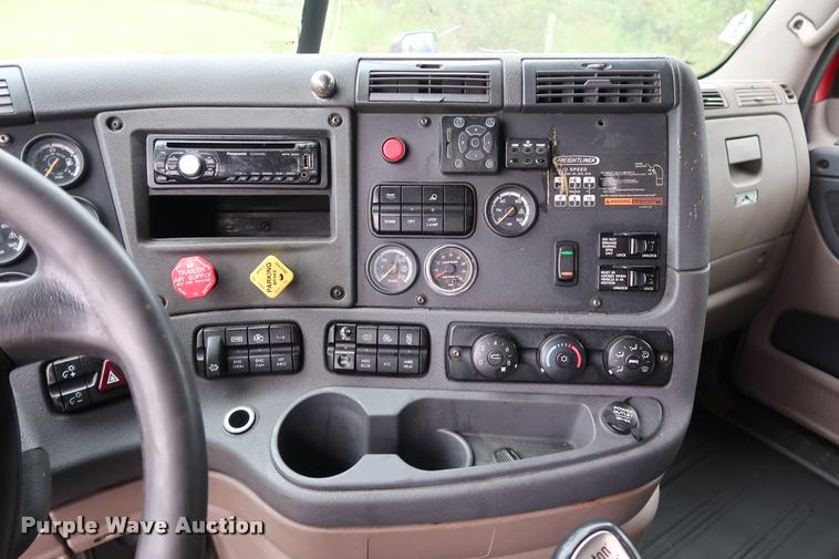 image for item DD1686 2010 Freightliner Cascadia semi truck