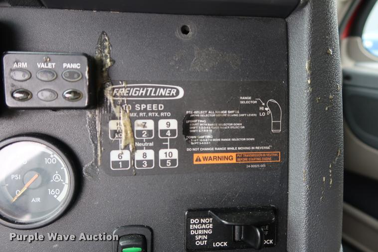 image for item DD1686 2010 Freightliner Cascadia semi truck