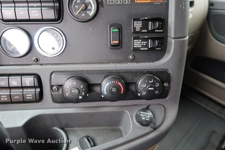 image for item DD1686 2010 Freightliner Cascadia semi truck