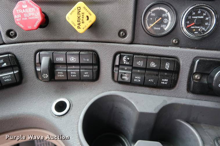 image for item DD1686 2010 Freightliner Cascadia semi truck