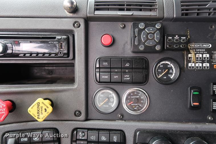 image for item DD1686 2010 Freightliner Cascadia semi truck