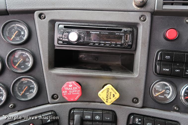 image for item DD1686 2010 Freightliner Cascadia semi truck