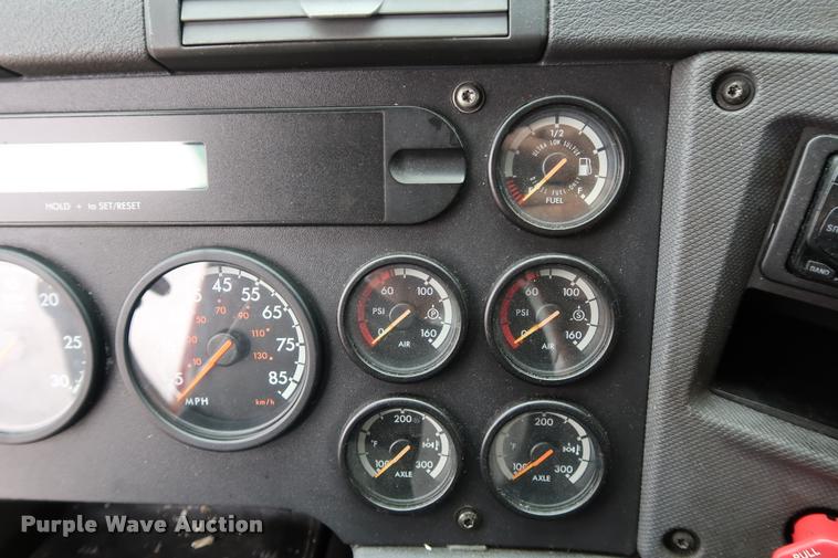 image for item DD1686 2010 Freightliner Cascadia semi truck