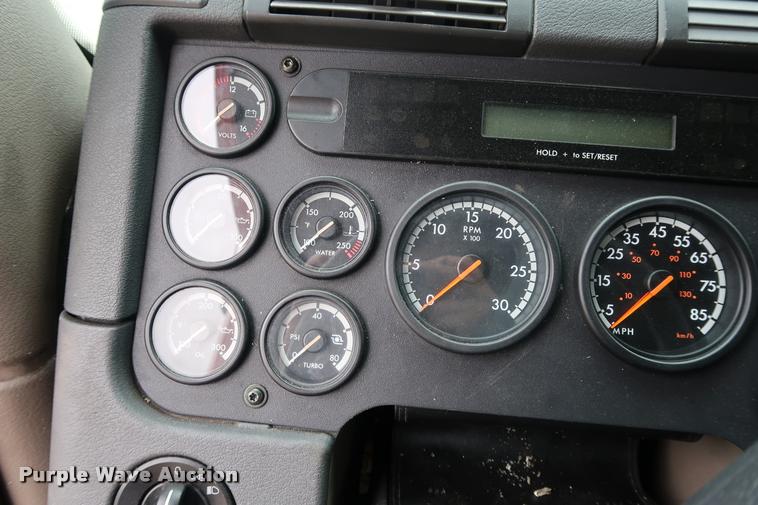 image for item DD1686 2010 Freightliner Cascadia semi truck