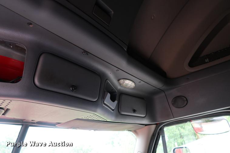 image for item DD1686 2010 Freightliner Cascadia semi truck