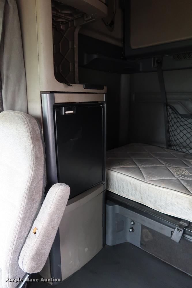 image for item DD1686 2010 Freightliner Cascadia semi truck