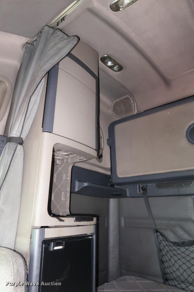 image for item DD1686 2010 Freightliner Cascadia semi truck