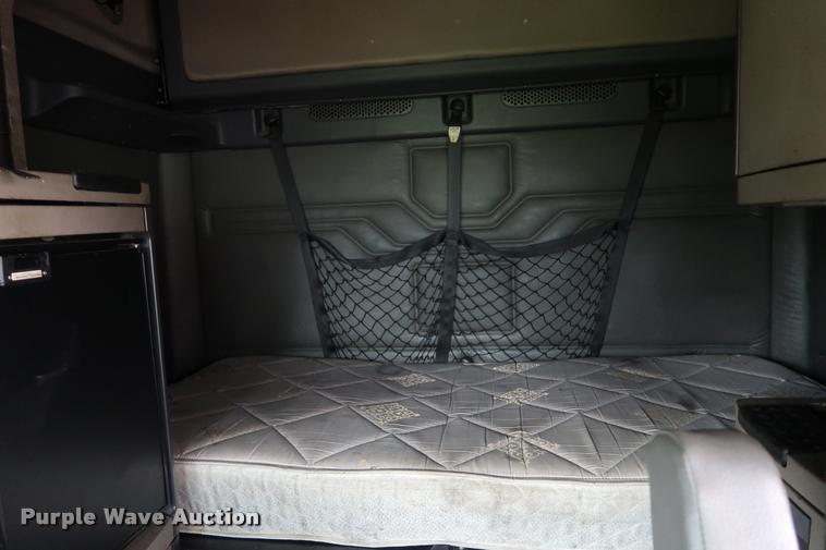 image for item DD1686 2010 Freightliner Cascadia semi truck