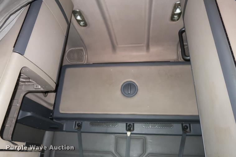 image for item DD1686 2010 Freightliner Cascadia semi truck