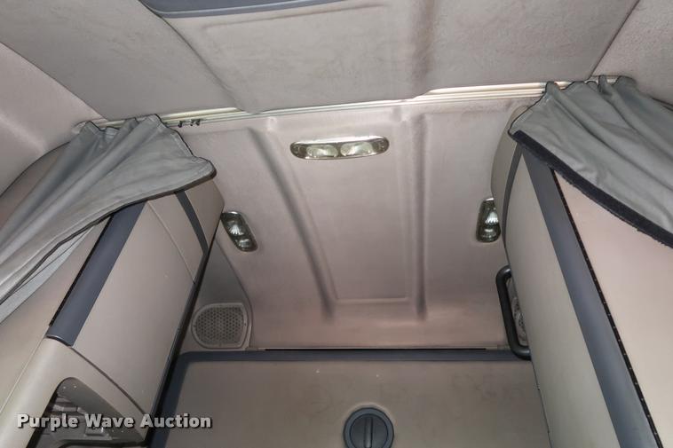 image for item DD1686 2010 Freightliner Cascadia semi truck