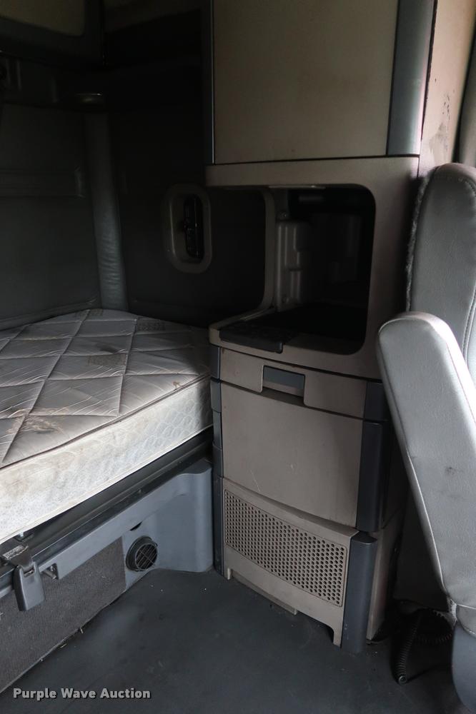 image for item DD1686 2010 Freightliner Cascadia semi truck