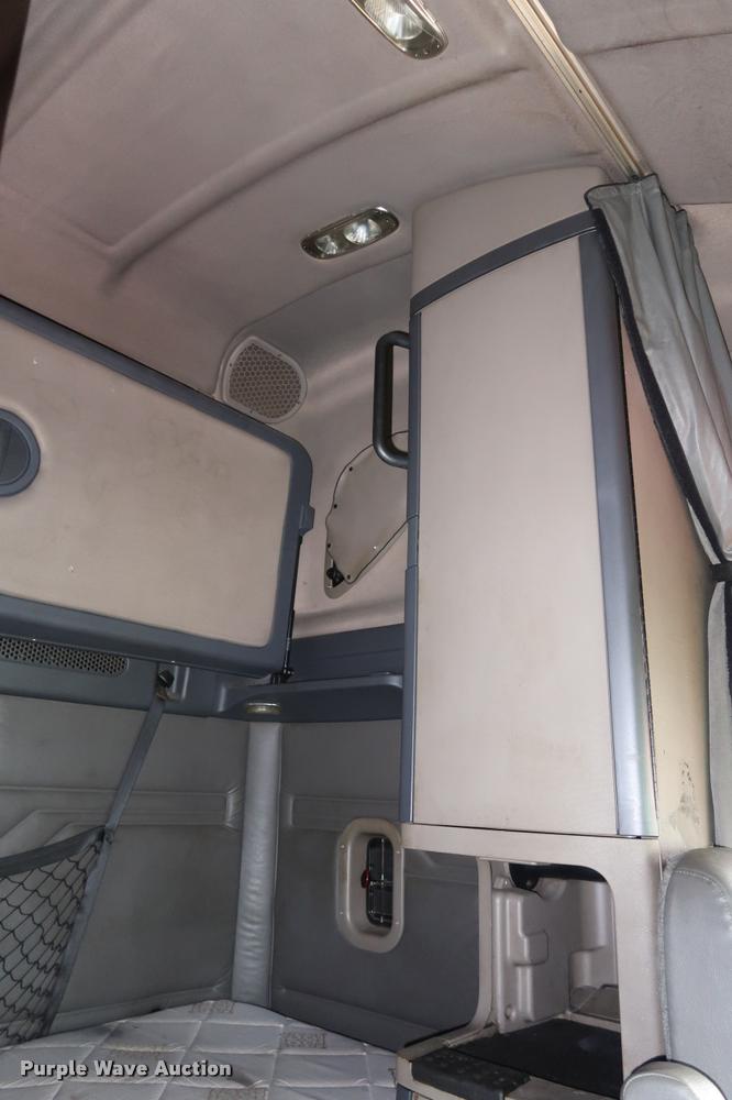 image for item DD1686 2010 Freightliner Cascadia semi truck