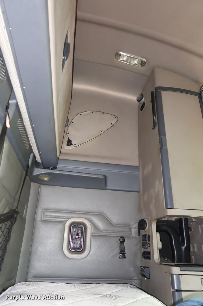 image for item DD1686 2010 Freightliner Cascadia semi truck