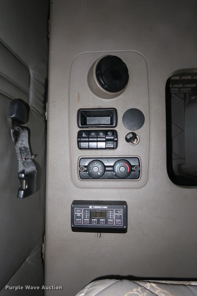 image for item DD1686 2010 Freightliner Cascadia semi truck