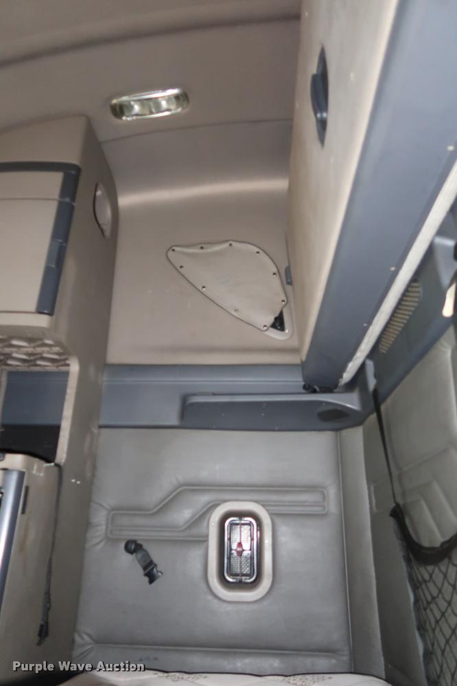 image for item DD1686 2010 Freightliner Cascadia semi truck