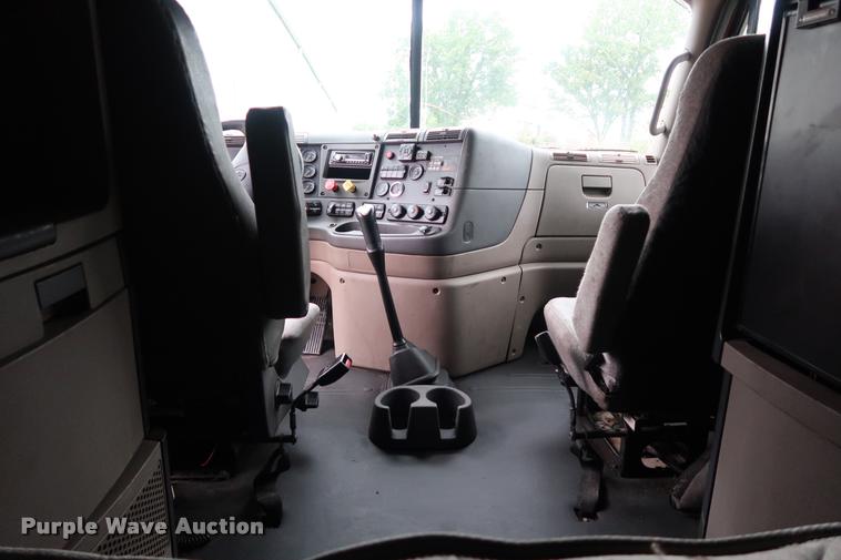 image for item DD1686 2010 Freightliner Cascadia semi truck