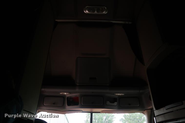 image for item DD1686 2010 Freightliner Cascadia semi truck