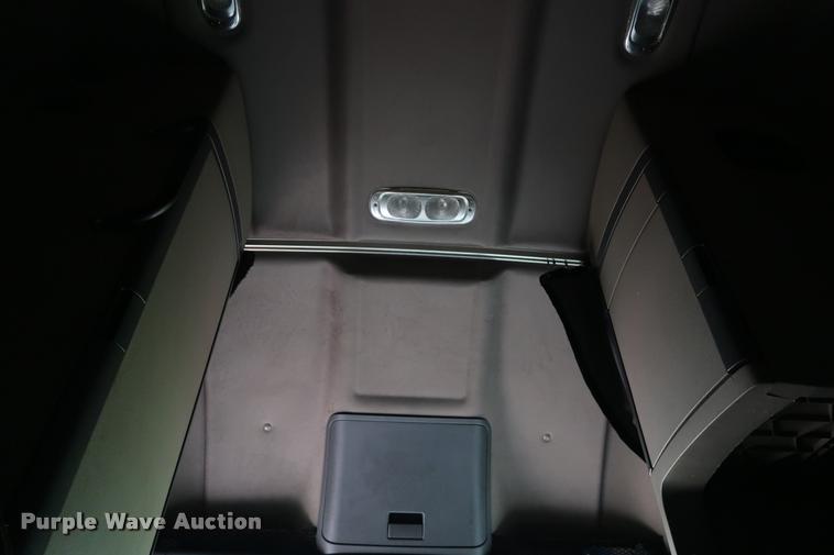 image for item DD1686 2010 Freightliner Cascadia semi truck