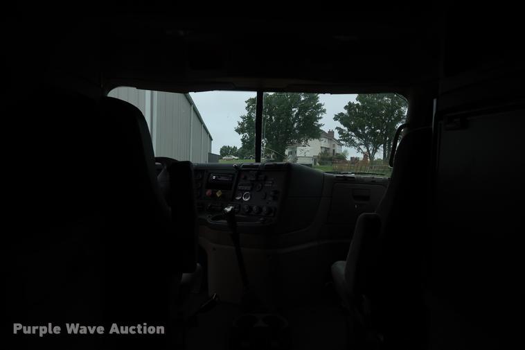 image for item DD1686 2010 Freightliner Cascadia semi truck