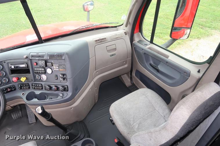 image for item DD1686 2010 Freightliner Cascadia semi truck
