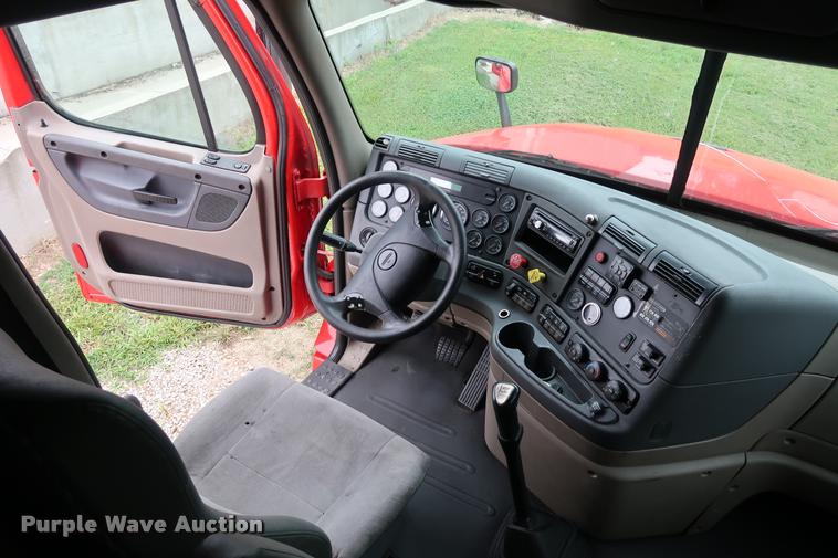 image for item DD1686 2010 Freightliner Cascadia semi truck